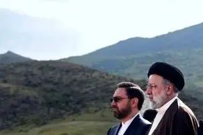 عکسی جانسوز از  آخرین وداع خانواده استاندار شهید با پیکر فرزندشان