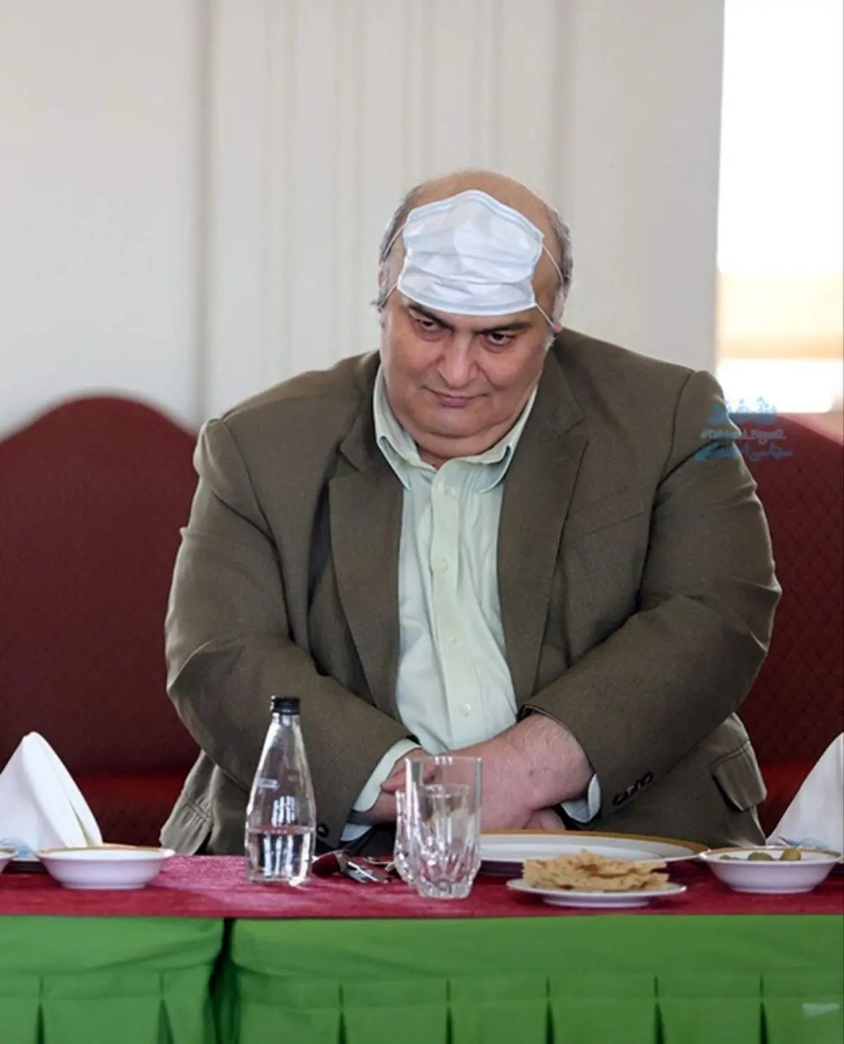 نحوه ماسک زدن نماینده مجلس ایران سوژه شد/ ببینید