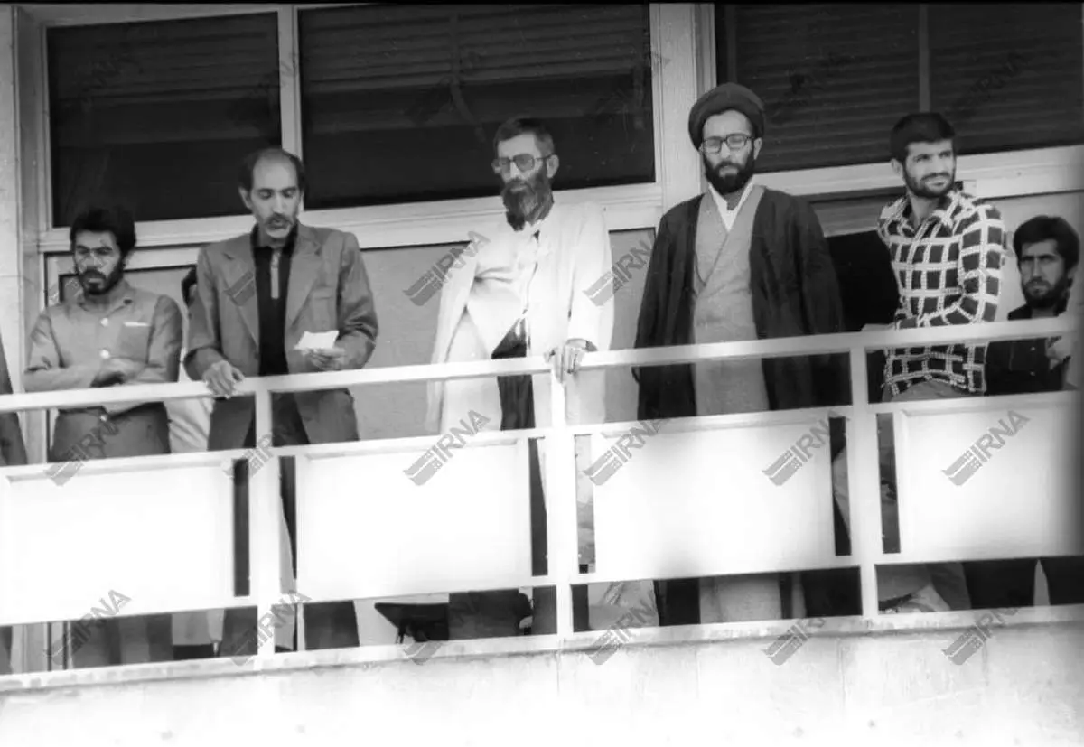 عکس دیده نشده از رهبر انقلاب در بیمارستان قلب تهران در سال ۱۳۶۰ + ببینید