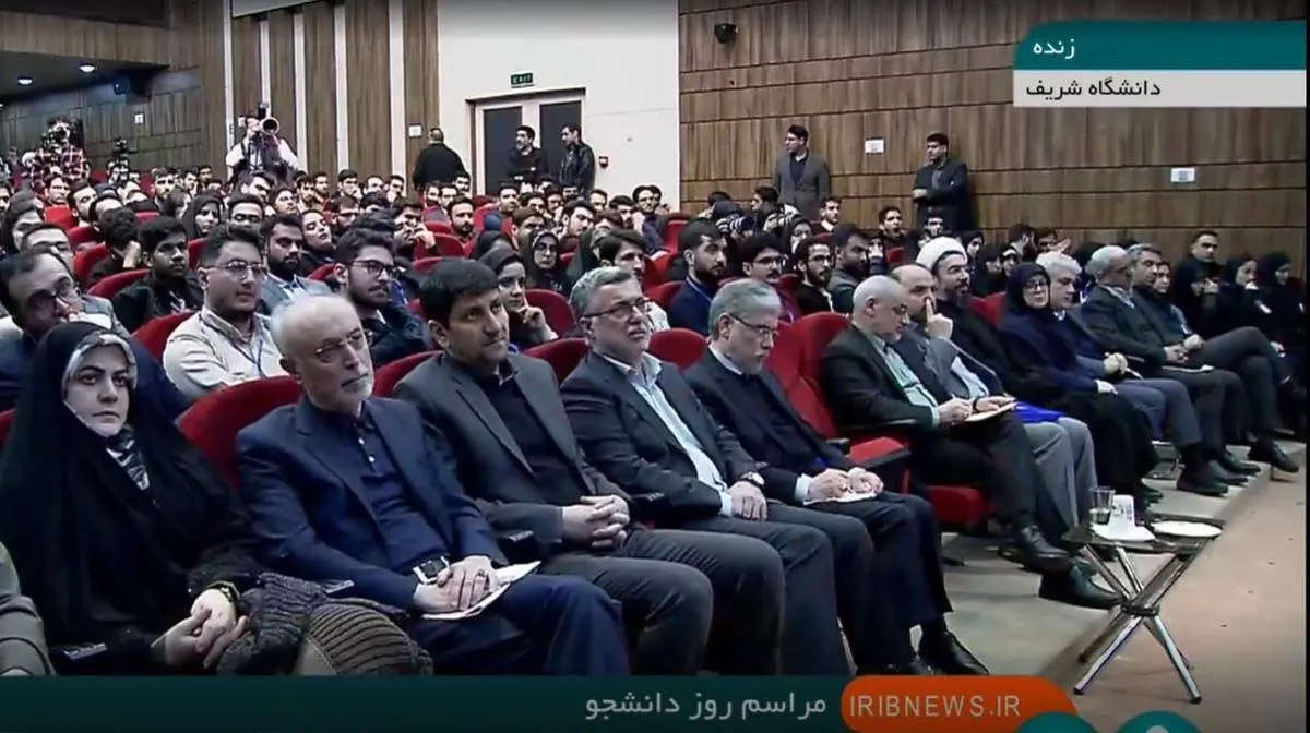 زهرا پزشکیان در کنار پدرش در مراسم روز دانشجو