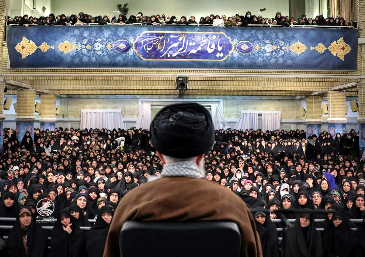 تصویر معنادار در دست یک زن در دیدار با رهبری + ببینید 