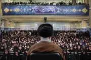 تصویر معنادار در دست یک زن در دیدار با رهبری + ببینید 
