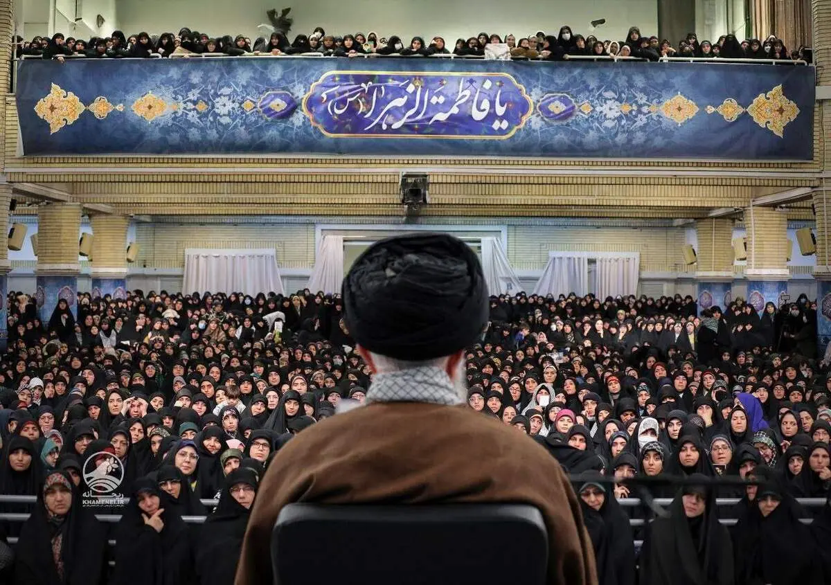 تصویر معنادار در دست یک زن در دیدار با رهبری + ببینید 