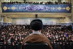 تصویر معنادار در دست یک زن در دیدار با رهبری + ببینید 