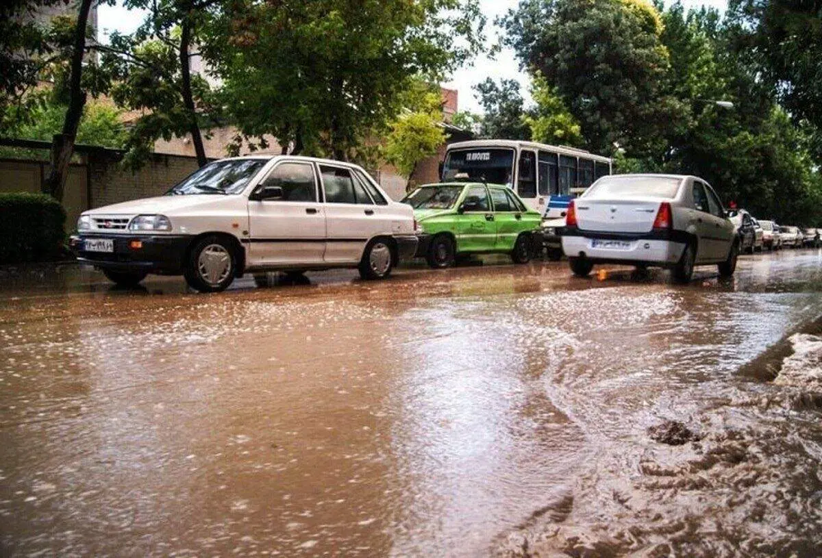 جستجوی محبوسان گرفتار در سیل میدان انقلاب با کمک غواصان