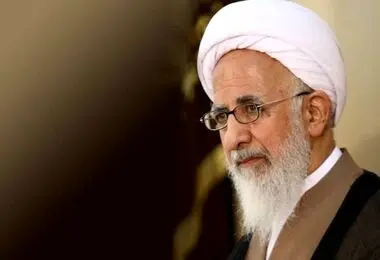 آیت‌الله جوادی آملی بر پیکر رهبر شهید نماز می‌خوانند