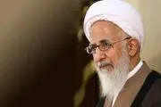 آیت‌الله جوادی آملی بر پیکر رهبر شهید نماز می‌خوانند
