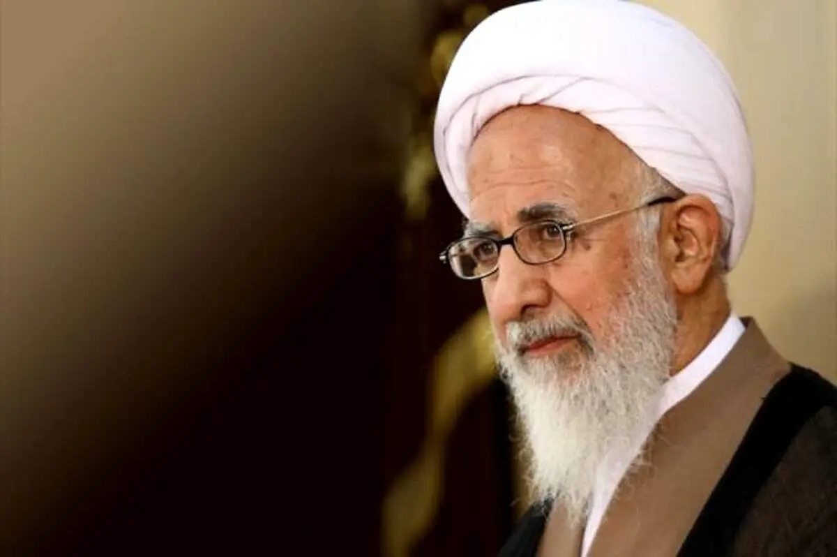 آیت‌الله جوادی آملی بر پیکر رهبر شهید نماز می‌خوانند