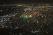 لیزر انداختن روی هواپیمای مسافربری در آسمان تهران!/ فیلم