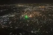لیزر انداختن روی هواپیمای مسافربری در آسمان تهران!/ فیلم