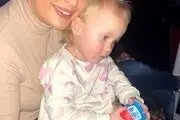 خوراک این دختر بچه، در و دیوار خانه است!