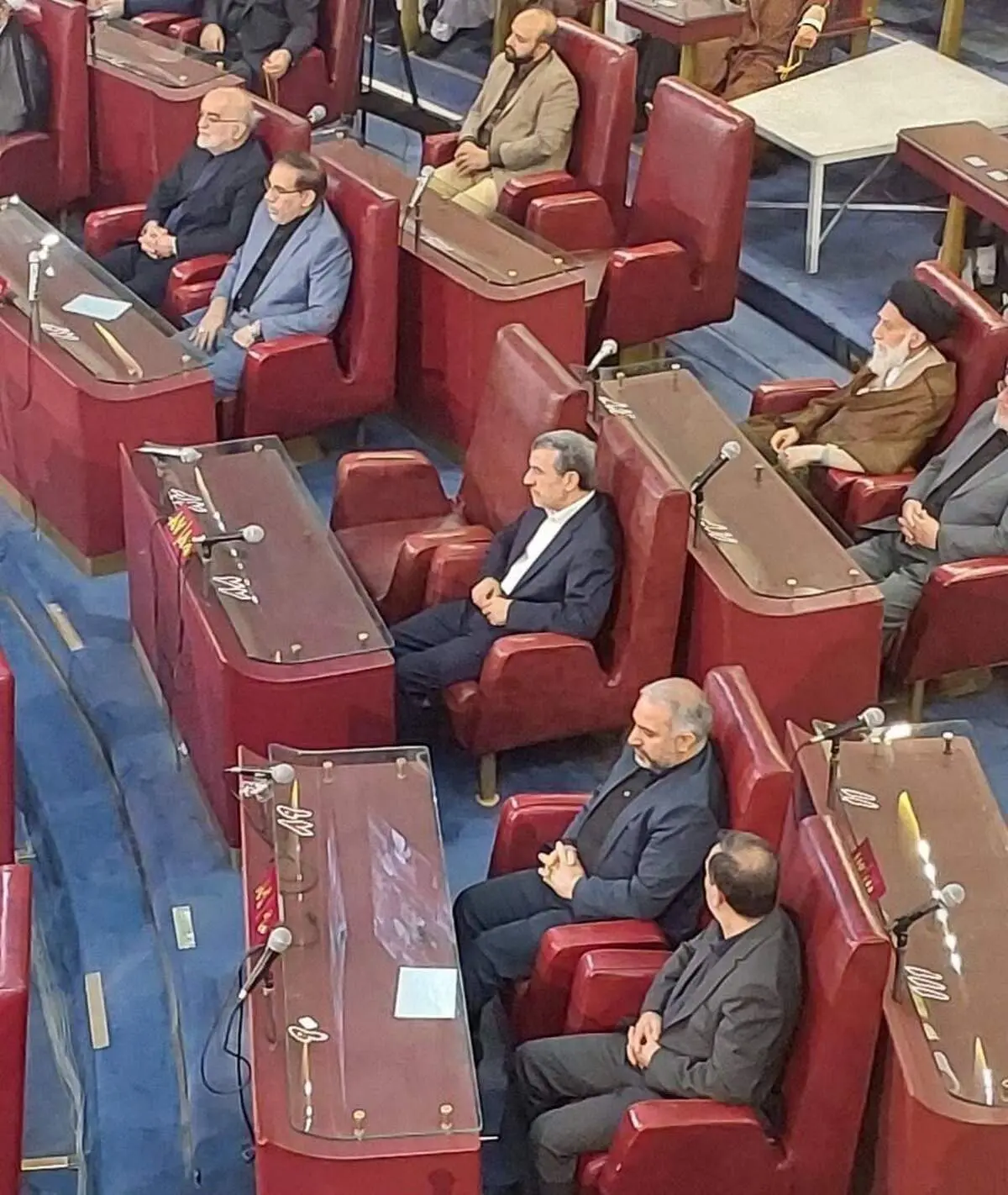 لباس سفید احمدی نژاد سوژه رسانه ها شد + عکس 