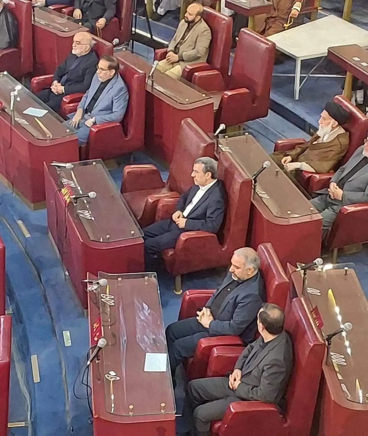لباس سفید احمدی نژاد سوژه رسانه ها شد + عکس 