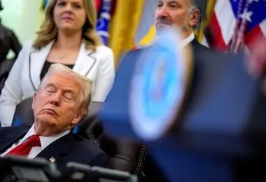 ترامپ وسط جلسه در کاخ سفید خوابید + عکس 