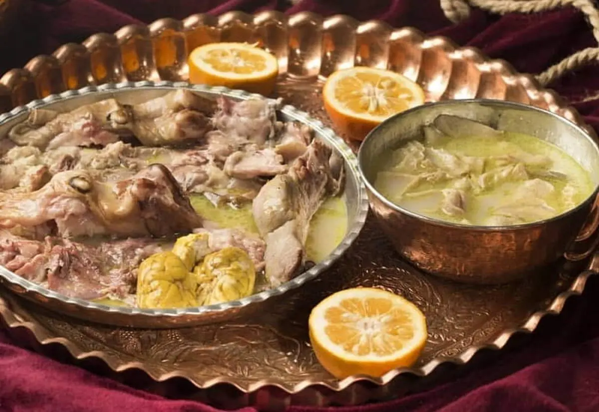 نوشته عجیبی که روی دیوار یک طباخی چسبیده/ عکس