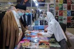 لحظه برخورد رهبری با یک دختر کم حجاب با شال نارک+عکس