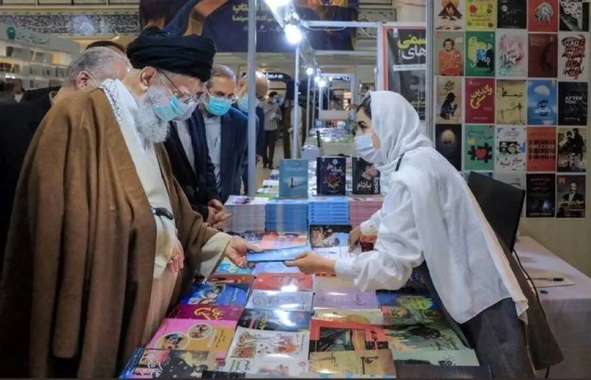 لحظه برخورد رهبری با یک دختر کم حجاب با شال نارک+عکس