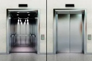 لحظات هولناک دست درازی وکیل پلید به دختر جوان در آسانسور/ عکس
