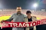 پسر و نوه پزشکیان با بنر تراکتور در استادیوم یادگار امام تبریز/ تصاویر